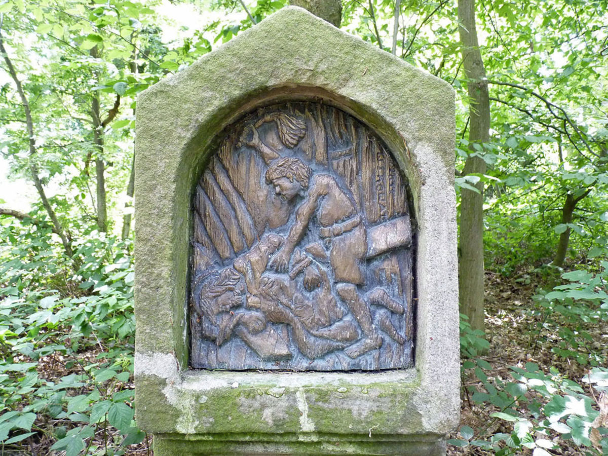 Die sieben Fußfälle an der Weingartenkapelle in Naumburg (Foto: Karl-Franz Thiede)